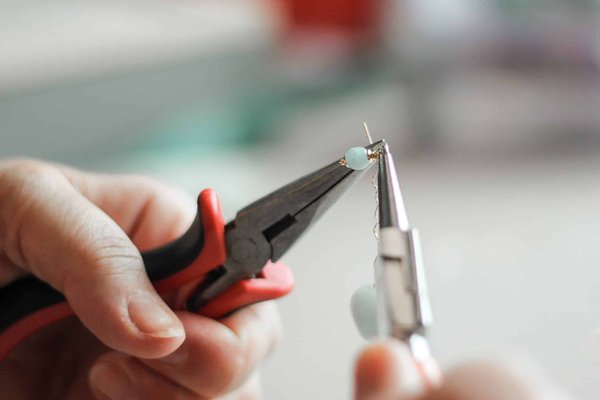 Comment fabriquer ses propres bijoux fantaisie avec des matériaux simples et accessibles ?