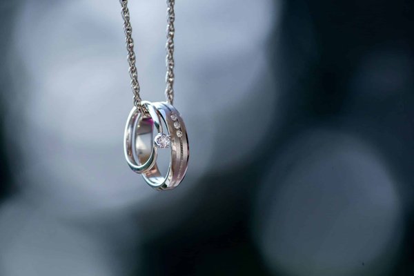 Comment nettoyer et réparer vos bijoux abîmés ou ternis ?