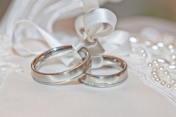 Quelle est la signification des bijoux symboliques et spirituels selon les croyances et les religions ?